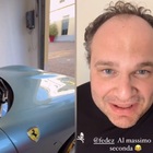 Fedez compra una Ferrari Roma: «La prima in Italia». L'imprenditore lo smentisce: «Io ce l'ho da gennaio». E svela il prezzo