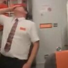Coppia fa sesso in aereo sul volo EasyJet: i passeggeri riprendono in un video la scena tra applausi e risate e lo sconcerto dell'equipaggio