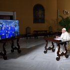 Papa Francesco in diretta con Paolo Nespoli e gli astronauti della stazione spaziale: «Sembrate una piccola Onu»