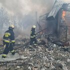 Ucraina, la Russia bombarda Dnipro: distrutto un asilo nido