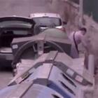 Lascia lavandini in strada a Roma: il video incastra un altro "zozzone"