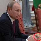 â¢ Il leader russo nervoso, spezza una matita -Fotogallery