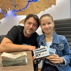 Ucraina, la piccola «regina della dama» gioca per donare soldi alle milizie del Paese