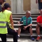 Massimo Ferrero siede sulle scale in Piazza di Spagna e i vigili lo sgridano