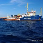 Sea Watch vicino a Lampedusa fuori da acque territoriali. Salvini: «Vogliono lo scontro politico»