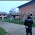 Bologna, tentano di introdursi in casa e proprietario spara: un morto