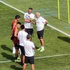 Roma, l'allenamento pomeridiano con Dybala che si allena con i compagni