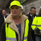 Marine Le Pen con caschetto e gilet visita impianto calcestruzzo