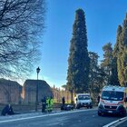 Incidente tra auto e moto, donna morta nel centro di Roma: aveva 65 anni