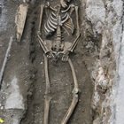 Ritrovamento di uno scheletro antico davanti alla stazione metro Piramide