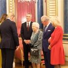 La Regina Elisabetta asfalta Trump a causa di Camilla, il brutto gesto e quell'occhiataccia