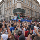 Nazionale Italiana festeggia, il bus scoperto passa tra le strade di Roma