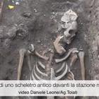 Roma, il ritrovamento di uno scheletro davanti alla stazione metro Piramide