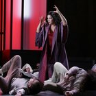 Macbeth alla conquista di Milano: alla Scala cast stellare, parterre da manuale, effetti speciali e sala "in fiore". E tutto in diretta tv