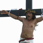 Crocifissione reale durante la via Crucis, i chiodi infilati nelle mani dei fedeli: «Ecco cosa ha provato Gesù»