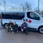 Uber di guerra, ecco i volontari che rischiano la vita in Ucraina: portano cibo e salvano i rifugiati