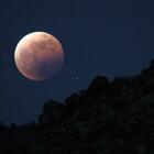 Eclissi di luna, il satellite si tinge di rosso  