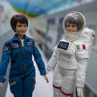 Barbie compie 60 anni e va in “orbita” con Samantha Cristoforetti