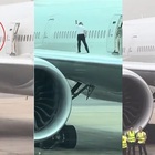 Selfie sull'ala del Boeing 777: hostess "pizzicati" da un video finiscono nei guai