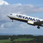 Ryanair, terrore sul volo Manchester-Dublino: passeggero ubriaco si scaglia contro lo steward, caos a bordo e maxi ritardo