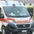 Bomba carta scagliata contro l'ambulanza: ferito un medico