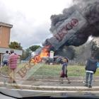 Roma, bus Atac in fiamme alla fermata: il mezzo aveva solo 6 anni