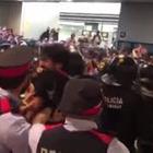 Scontri all'aeroporto di Barcellona tra indipendentisti catalani e polizia