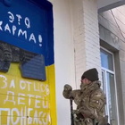 Ucraina, soldato russo distrugge memoriale ucraino