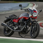 Nuova V7 Stone Corsa, l'interpretazione della sportività classica per la best seller di Moto Guzzi