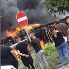 Roma, autobus si incendia a Tor Bella Monaca: fumo nero e panico tra i passanti