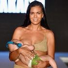Mara Martin, la modella sfila mentre allatta la figlia: piovono critiche, lei risponde così