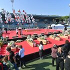 Strage sull'A4, i funerali a Riccione: grande folla allo stadio. La moglie dell'ex sindaco: «La sua vita era per gli altri»