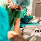 Neonato morto in sala parto a Fano, il piccolo non ha battito e il ginecologo sceglie il cesareo: il dramma davanti alla mamma
