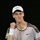 Australian Open, Sinner vince ancora: liquidato l'olandese De Jong (3-0). Poi lo show: «Sono magro, vorrei il fisico di Baywatch»