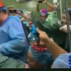 Festa di Capodanno in sala parto: medici con le trombette mentre il bimbo sta per nascere. Furia social
