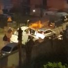 «Aiuto, mi rubano l'auto»: tassista aggredito all'alba a Roma. Macchina contro un muro