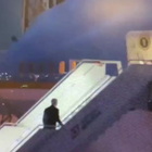 Joe Biden inciampa e cade sulla scaletta dell'Air Force One