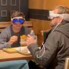 Al ristorante con il nuovo visore Apple Vision Pro: il mondo (distopico) del futuro già previsto dai Simpson