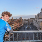 Jacopo omaggia Lucio Battisti sui tetti di Piazza Navona