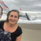 Sopravvive all'incidente aereo e si fa un selfie: «Quando la vita ti dà una seconda possibilità». Pioggia di critiche dal web