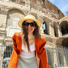 Emily in Paris, il set arriva a Roma: Lily Collins posa sorridente davanti al Colosseo