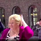 Norvegia, la Premier registra danza "della distanza sociale" per insegnare a rispettare gli altri