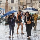 Roma, violento temporale nel pomeriggio. Rischio grandine e traffico in tilt, continua l'allerta meteo nel Lazio
