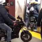 New York, salgono sulla metropolitana in moto: paura e panico tra i passeggeri