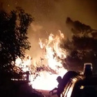 Notte di terrore a Monte Trevi, fiamme fino alle case: danni e due volontari intossicati