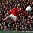 Bobby Charlton è morto, leggenda del Manchester United e campione del mondo con l'Inghilterra nel 1966: aveva 86 anni