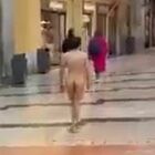 Verona, uomo nudo sotto la pioggia in centro: il video diventa virale sui social. «Protesto contro i poteri forti» VIDEO