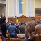 Riunione d'emergenza del parlamento ucraino, i deputati cantano l'inno