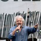• Beppe Grillo a Palermo si collega con Assange - Diretta