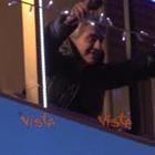Sanremo, Ligabue si affaccia dal balcone dell'Ariston e la folla impazzisce
